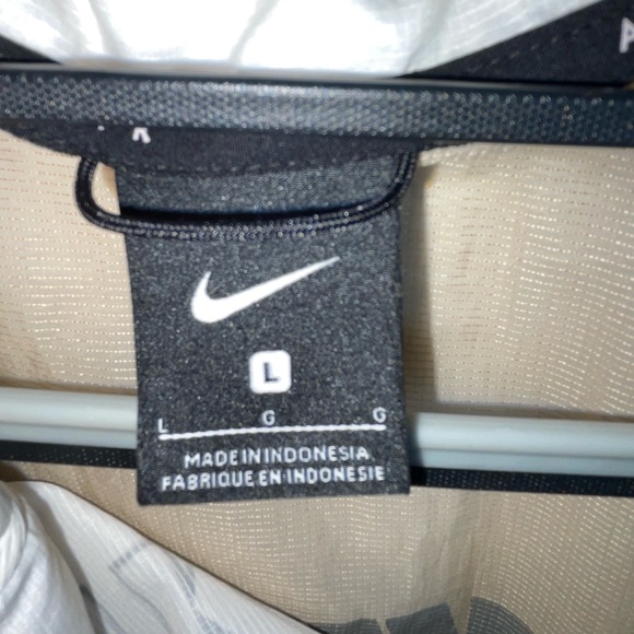 Women’s Nike Air Reflective Jacket - Picture 7 of 11